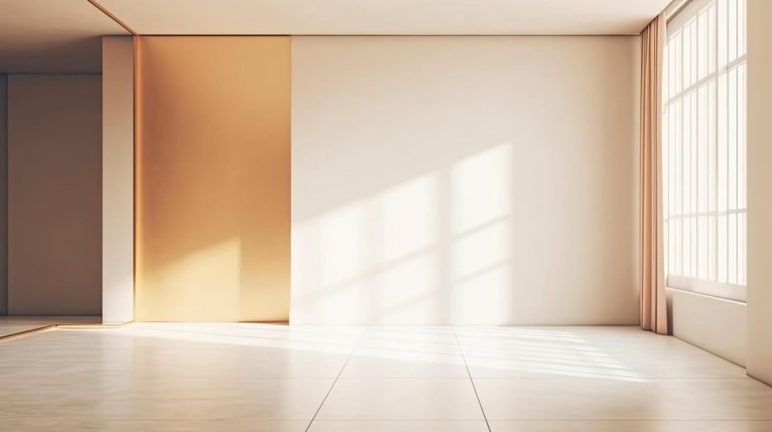 光が差し込む家具のない白い部屋